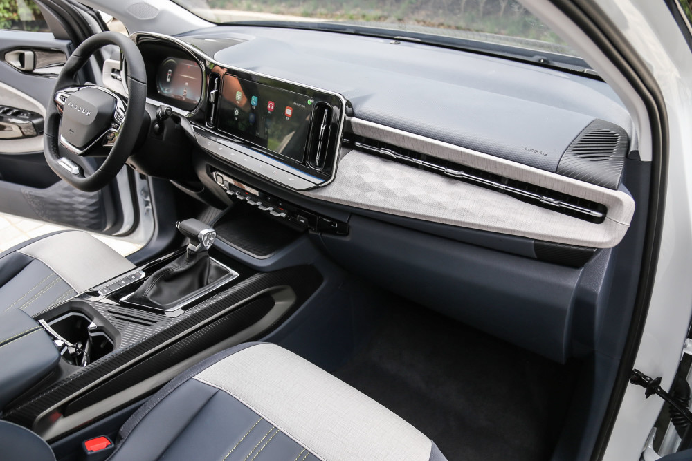 来到内饰整体设计,新宝骏rm-5的内饰设计给人感觉就是舒适.