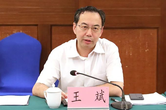 海南省人民政府行政复议一案公开开庭审理,经省长冯飞授权,副省长王斌