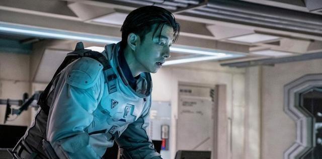 宁静海孔刘挑战刺青造型man到爆与裴斗娜被宇航服重量累惨