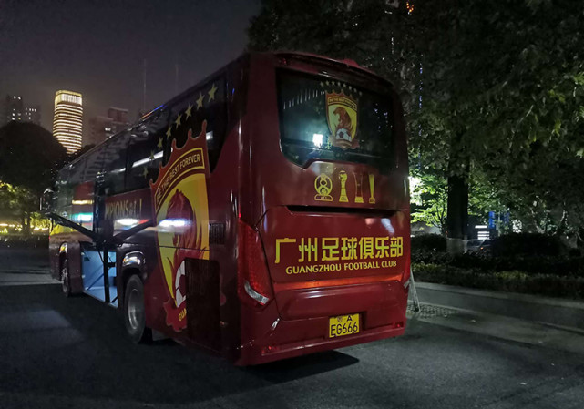 广州队大巴重出中超江湖!郑智:老板 球迷对我们有恩 众虎发战斗檄文