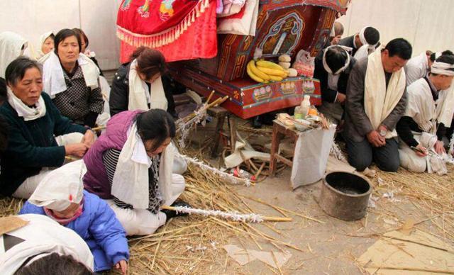 儿子去世留下10万债务,80岁的老父亲坚持做一件事,众人为他点赞