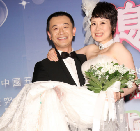 主持人问黄海波:上大学的时候,你追过海清没有?