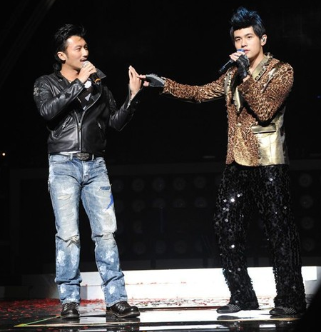 谢霆锋对周杰伦炫耀这是我新得的吉他我都还没碰过呢周杰伦看过之后