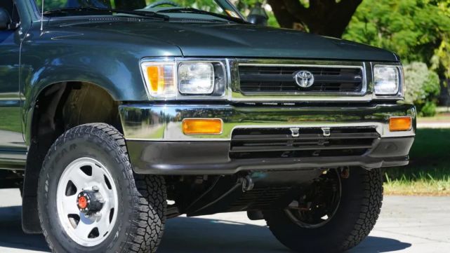 废弃谷仓发现时间胶囊,仅行驶93英里的1993年丰田hilux皮卡
