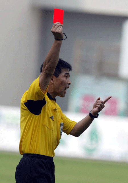 承认收35万帮上海申花夺冠,入狱4年满头白发|陆俊|国足|裁判|上海申花