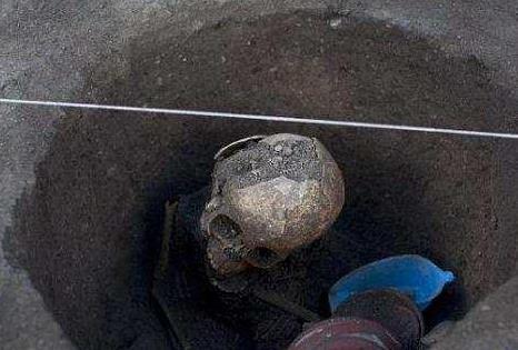 清朝最享福的皇帝死后尸骨被人扯着头发拖出棺材被污水浸泡