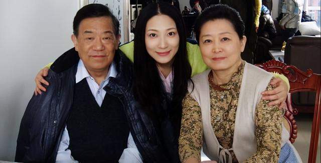 79岁高明向孙女"炫耀"奖杯,小女孩不爱金鸡奖,却钟情于华表奖