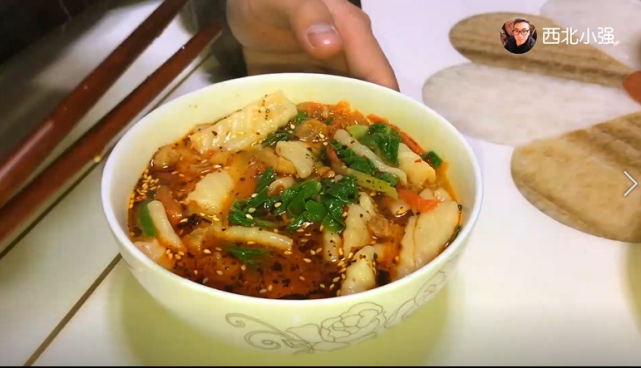 西北小强,原名郭岁强,一开始在网络上发布妈妈做的甘肃美食而走红网络