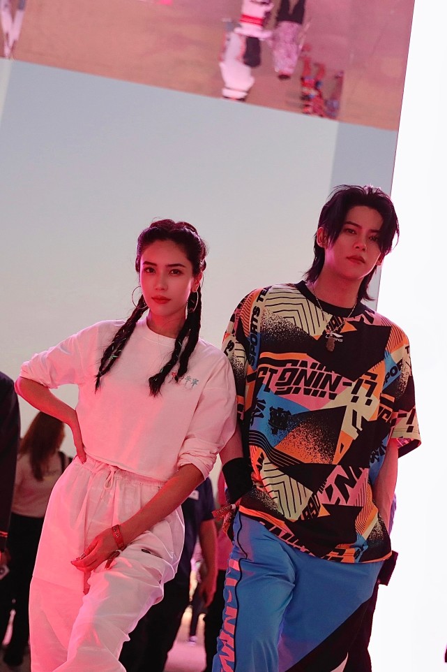 神仙好友陈柏融夏若妍 现身李宁音乐节变成健身好拍档