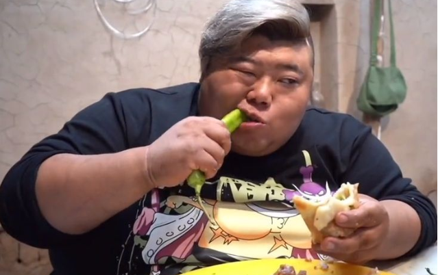 500多斤胖猴仔身体亮红灯弃美食决心减肥雷人语录简直了