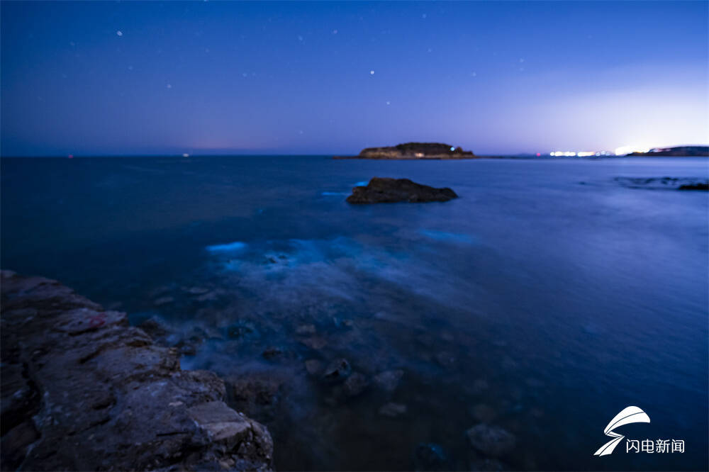 威海高區雙島灣大島附近的海邊,海水中的海螢發出淡藍色的熒光.