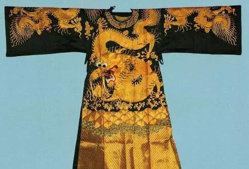 龙袍做工精细,不适合清洗,皇帝夏天穿在身上不嫌味道大吗?