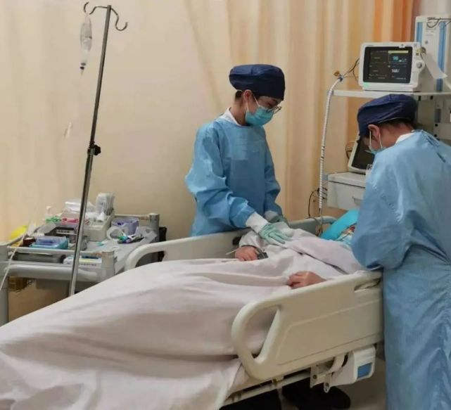 急诊科的医生护士一边安慰紧张惶恐的父亲,一边随即将女孩送进了抢救