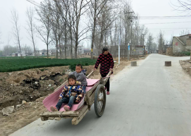 村里的路修好了,坐着地排车(平板车,对农村的孩子而言,是件幸福无比