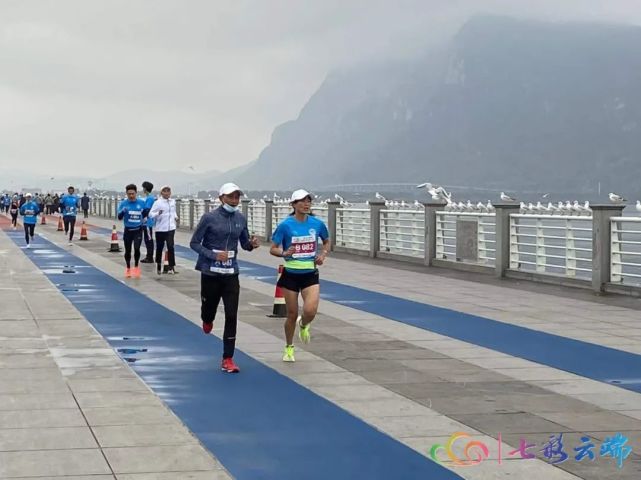 2021上合昆明马拉松举行线下跑起跑仪式