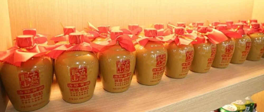 "应倾半熟鹅黄酒,照见新晴水碧天.