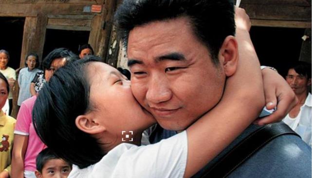 歌手丛飞:公益11年37岁病逝,资助者全成白眼狼,5年后妻子身亡