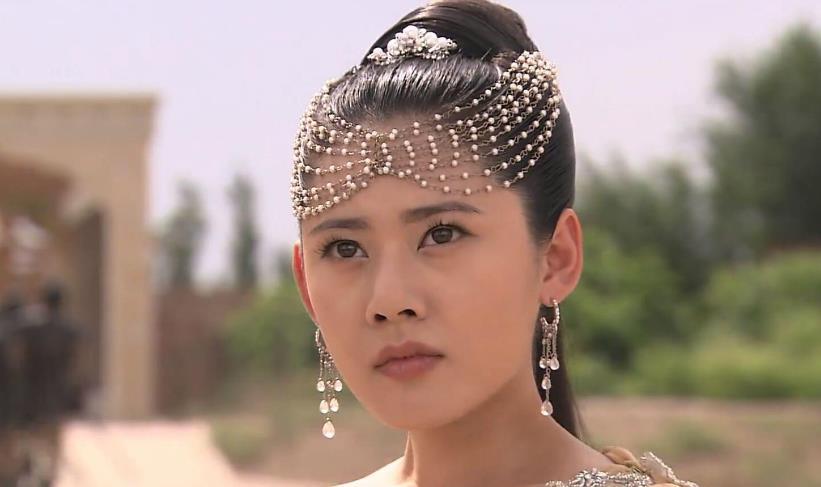 《舞乐传奇》的夜莎罗虽然女装不多,但紫色长裙很养眼梦幻,也难掩霸气