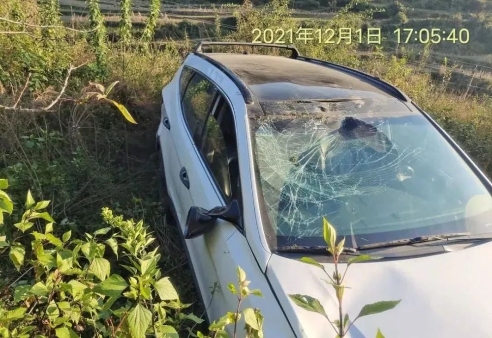 盧某某駕駛車牌號為雲a6xxxj小型汽車,在雲南省文山壯族苗族自治州