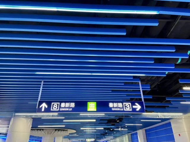 与河西鱼嘴湿地的生态底色相呼应车站以蓝色调装修为