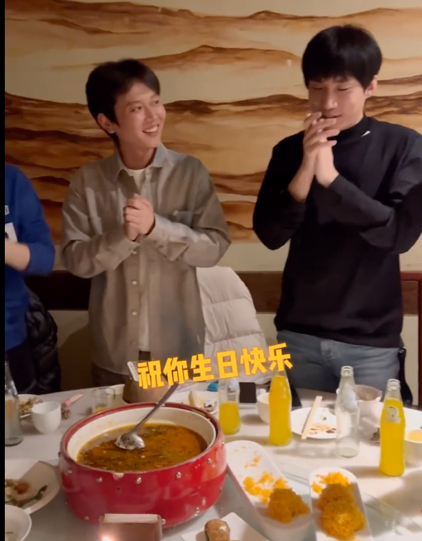 孟鹤堂等为郭霄汉唱生日歌画风跑偏何九华现场砸挂细节获好评