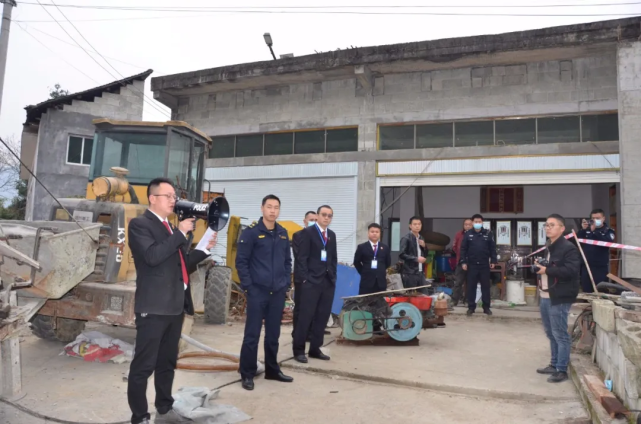 4輛警車齊出動,聯合鳳岡縣行政綜合執法局,永和鎮人民政府,按照預定