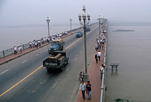 老照片 1985年外国摄影师镜头下的南京长江大桥