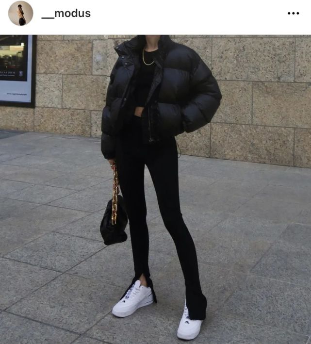 angelababy这样重-轻-重的穿法很值得借鉴,厚重的羽绒服搭配紧身裤和