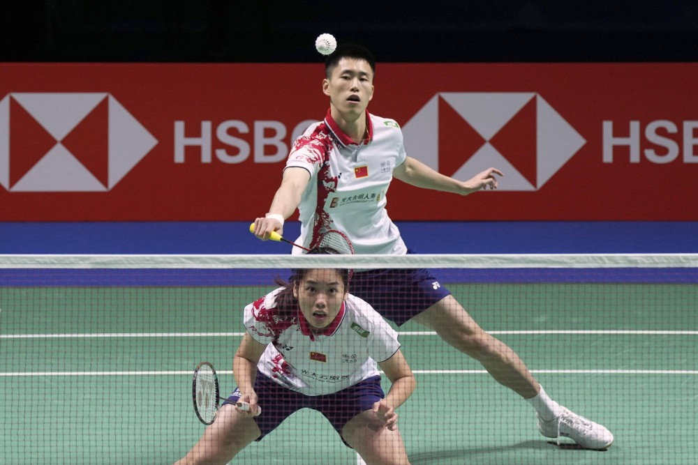 12月12日,中国组合欧烜屹(上)/冯雪颖在比赛中.