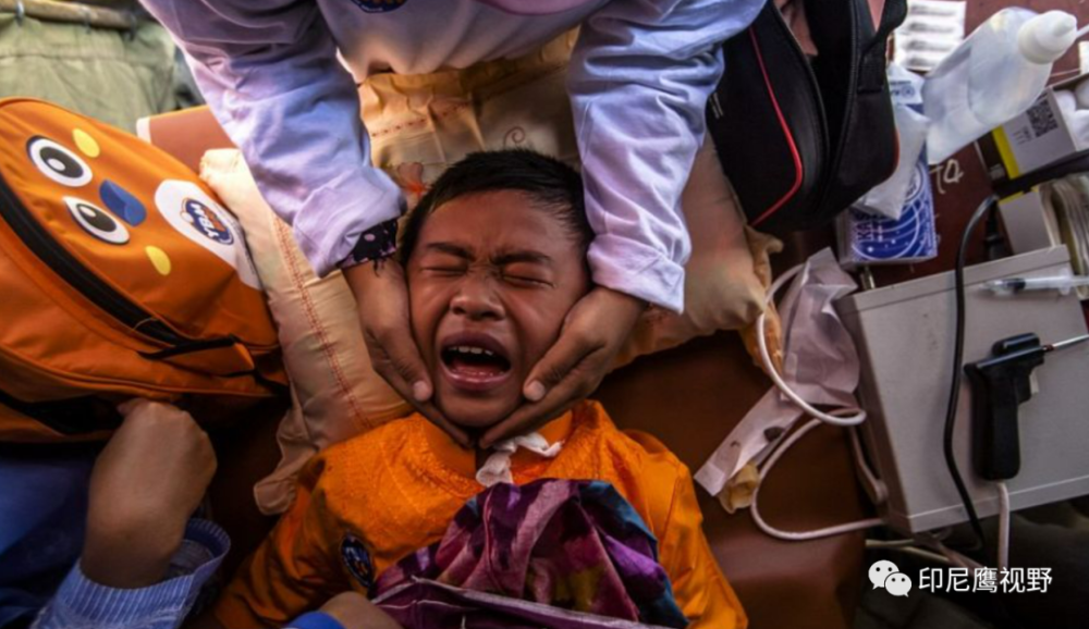 图为2015年12月一个印尼男孩进行割礼点滴网记者拜访了男孩的父母