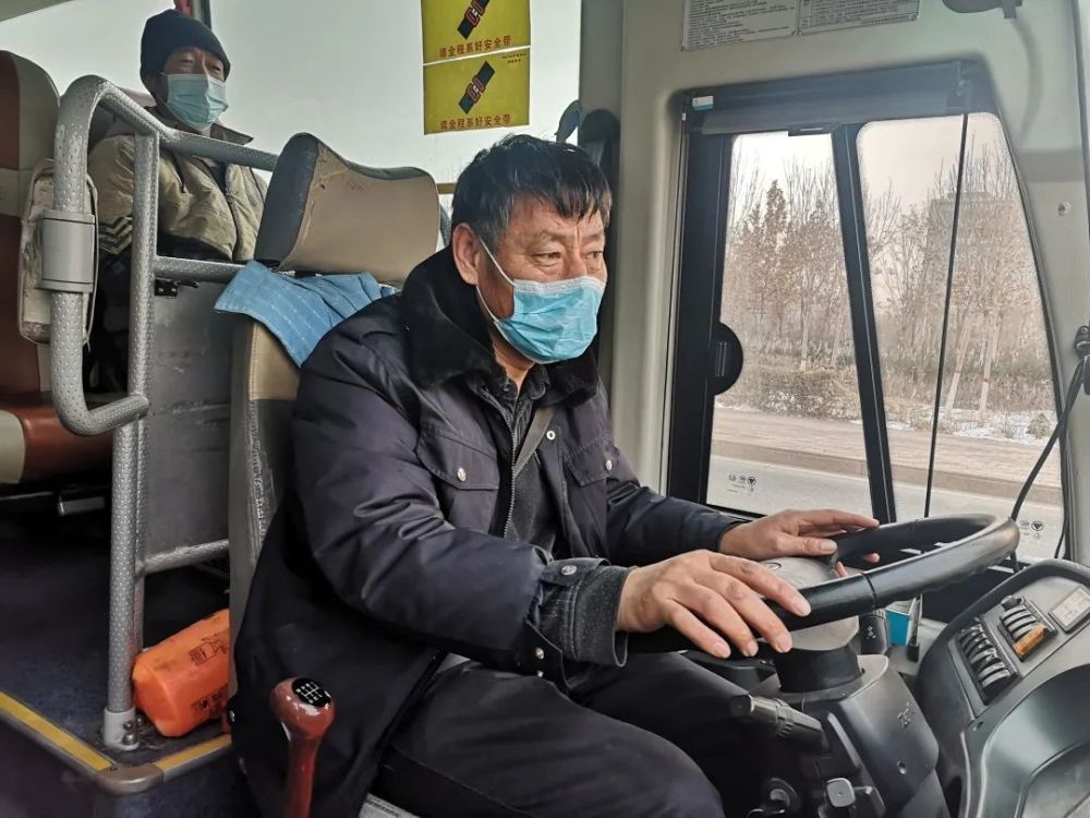 城际智慧公交车司机曹相海说:把紧方向,目视前方,我送大家安全到站