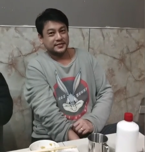 f4成员朱孝天近况罕曝光皮肤黝黑胡子拉碴身材发福眼睛眯成缝