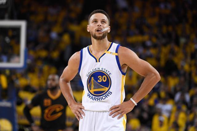 库里 这次库里又中招了，前NBA球员怒喷库里，一到关键时刻就哑火