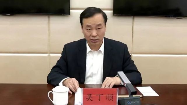 12月11日,县"两会"刚落下帷幕,县长吴丁顺立即主持召开新一届县政府第