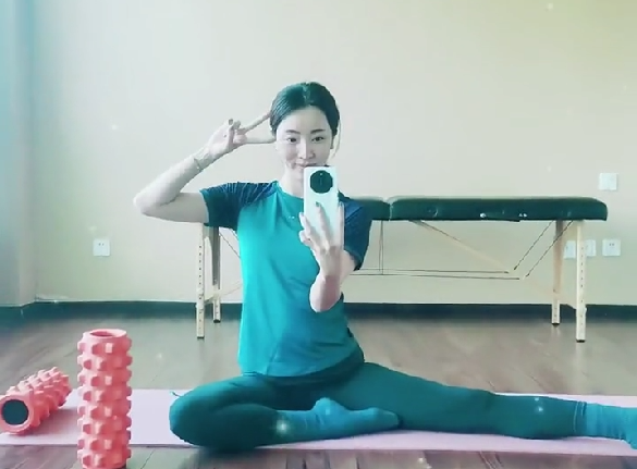 李思思练瑜伽图片