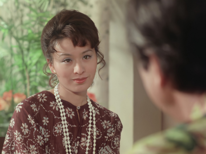 夸张耳环的好处在于,能增添恋闳眉虻サ牡テ废缘酶摈.