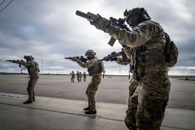 打开腾讯新闻,查看更多图片 >昨天,丹麦特种部队"猎人军团"现役的士兵