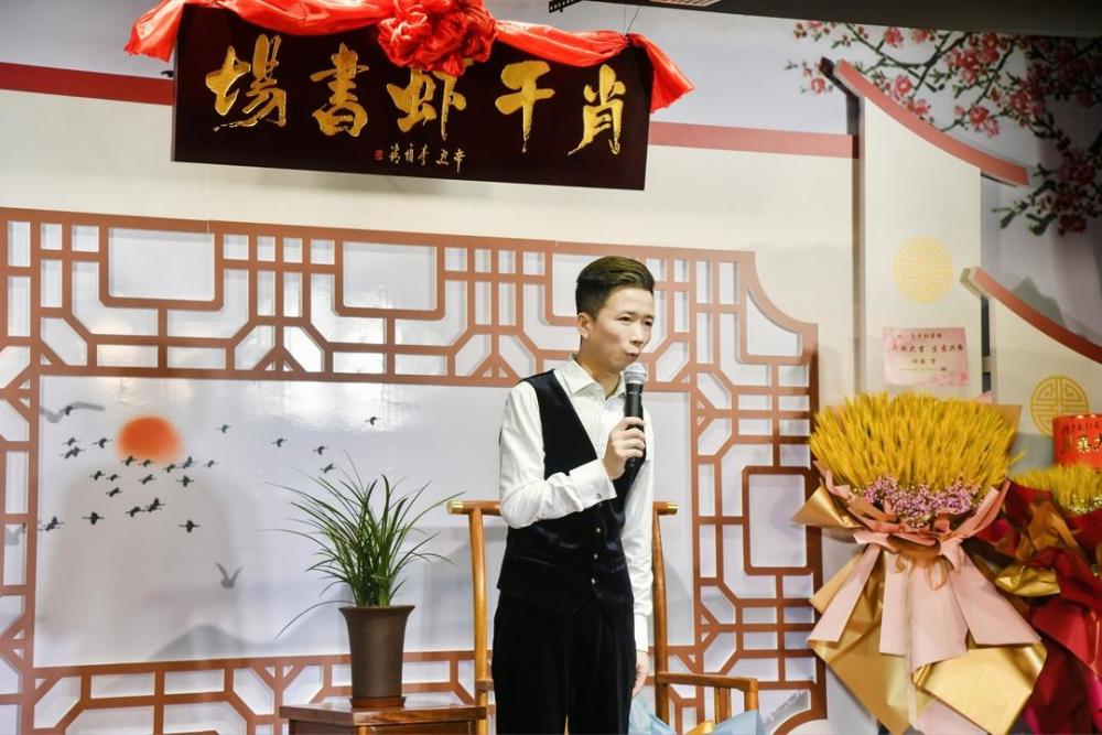 12月12日下午2时30分,李伯清的得意弟子肖干虾儿投