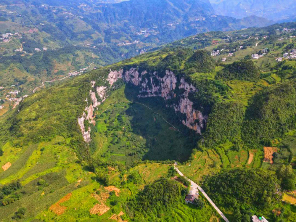 镇雄县有五德天坑溶洞群,鸡鸣三省大峡谷等雄奇秀丽的旅游资源.