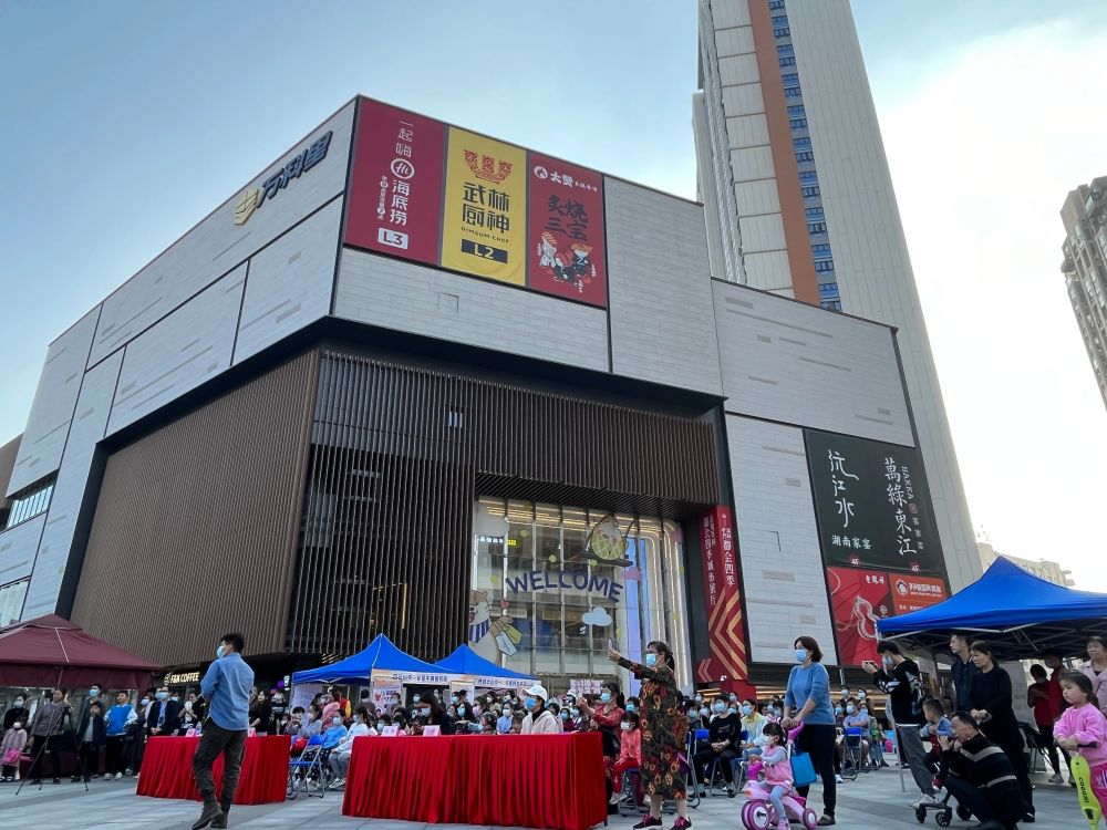 不少街坊还亲身体验了一番广州黄埔的尚城万科里我们的"公益急救大篷