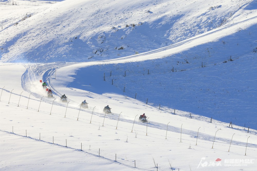 游客在新源县那拉提国际滑雪场尽情体验雪地摩托车的风驰电掣.