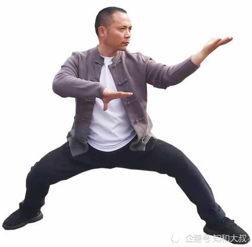 他是少林武僧活跃在荧屏,现在是农民工校长,至今还要去工地打工