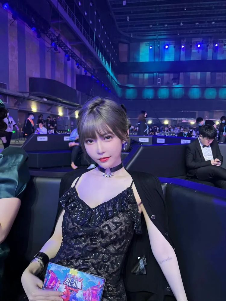 周淑怡出席lpl全明星主持酒店直播卸妆露出十指指甲油不涂中指水友