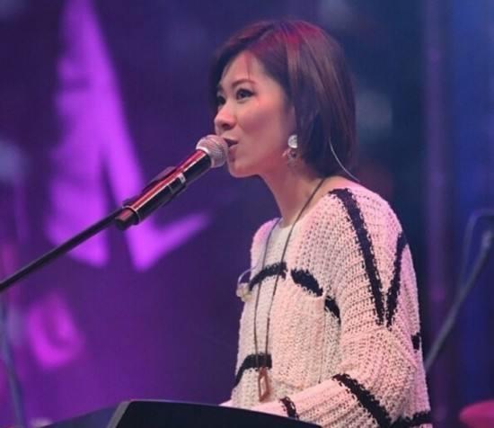 叶文珊的成就一点也不比哥哥差,尽管只是大专毕业,但是凭借着自己的