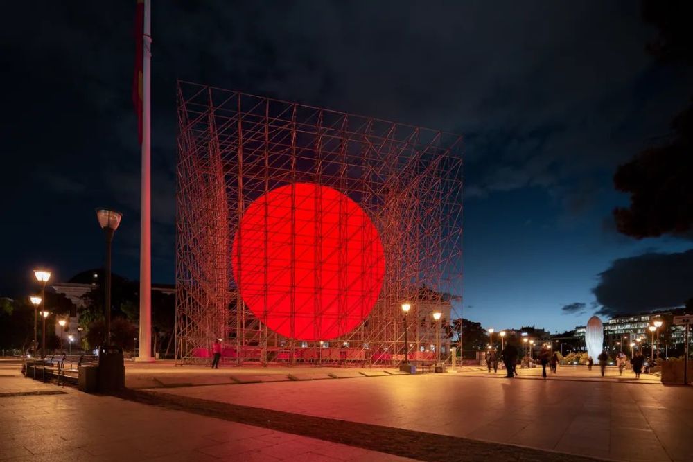 马德里广场升起的红色发光球体earthtierra装置spy