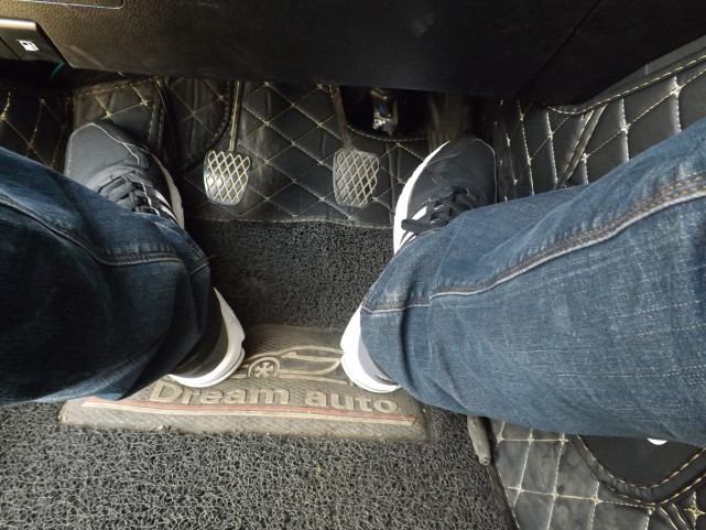 到底应该正踩刹车斜踩油门还是斜踩刹车正踩油门