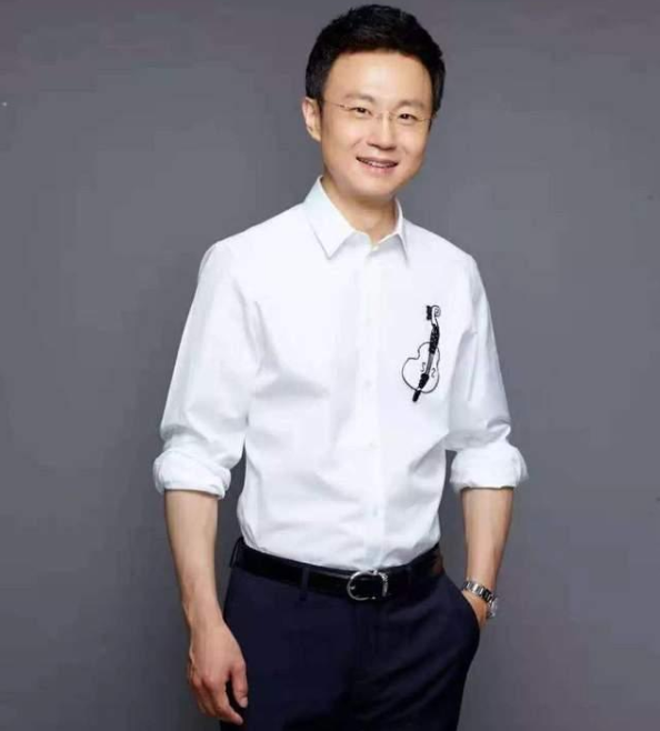 央视新国脸刚强,娶二婚丁克妻43岁当爸,取名字"刚好"太甜蜜