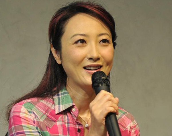 央视女主持大闹正在直播的出轨丈夫,后因怀孕亲爹不得不出面求和