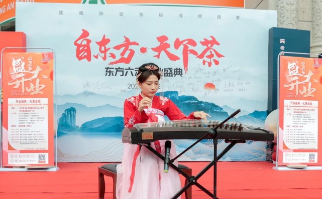 在东方六禾福清总店开业仪式现场,店外鲜花争艳,人声鼎沸,店内张灯结