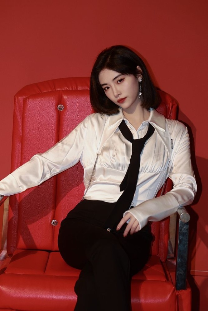 许佳琪衬衫领带造型简约大气